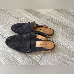 Free People| Black leather mules/clogs•••Essential flats, size 7.5/38, Slip-on